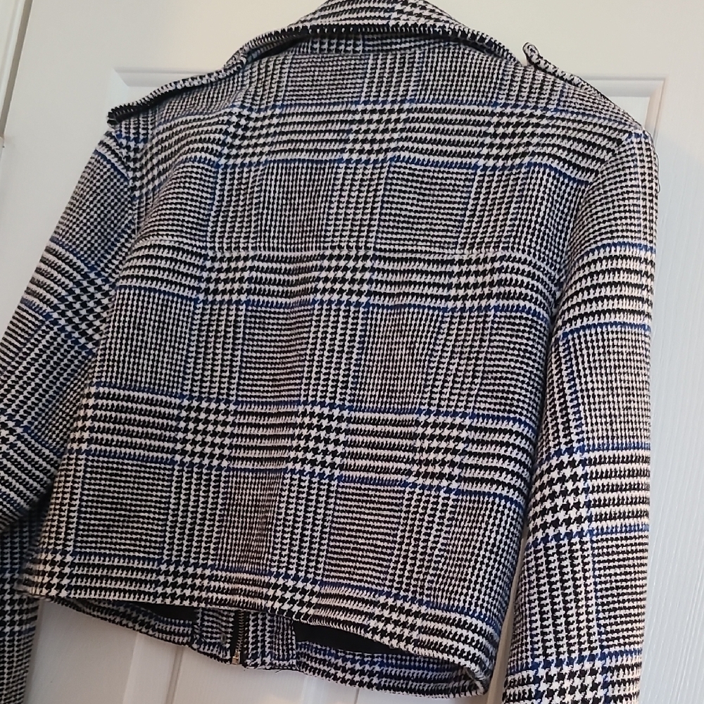Black & White Plaid Cropped Jacket - Picture 8 of 16